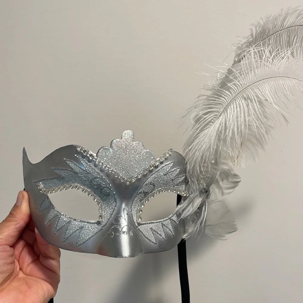 Feather Masquerade - Picture 1 of 5